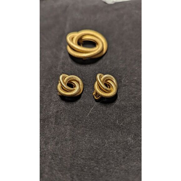 Vintage 1965 Sarah Coventry Textured Gold Circle Brooch & Clip-on Earrings Set - Picture 4 of 4